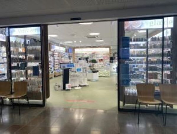 Billede der viser indgangen til Apoteket på Fredericia Sundhedshus