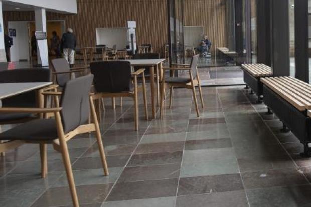 Billede fra Foyeren med stole og borde